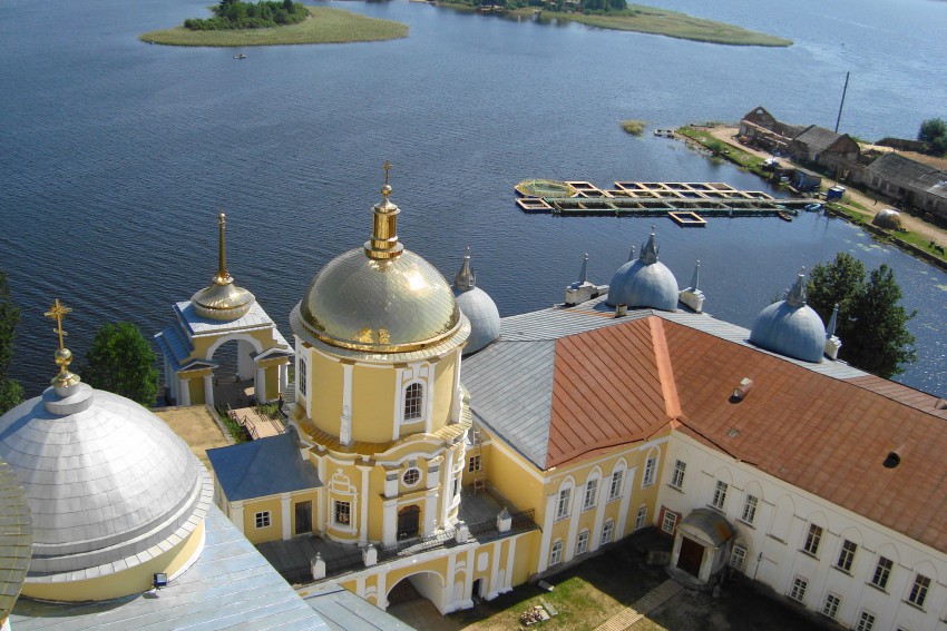 Нило Столобенская пустынь на озере Селигер