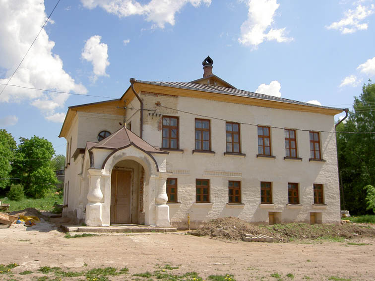 Старица. Старицкий Успенский мужской монастырь. архитектурные детали, Настоятельский корпус (вид с Запада)