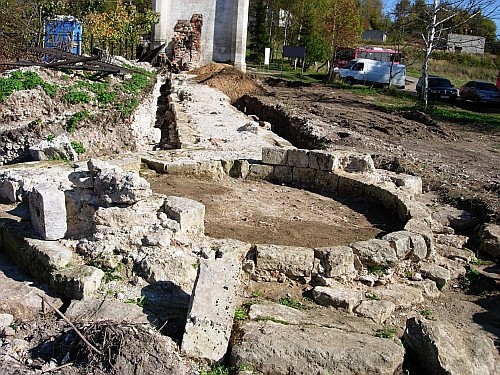 Старицкий Успенский мужской монастырь, Старица (Старицкий район, Тверская область). дополнительная информация, Остатки башни и стены. На заднем плане - Южные ворота.