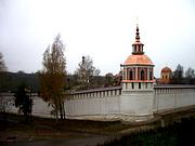 Старицкий Успенский мужской монастырь, Отреставрированные в 2006 г. стены и башня монастыря.<br>, Старица, Старицкий район, Тверская область