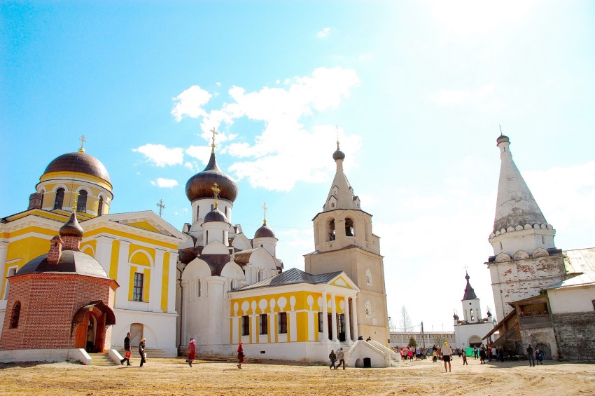 Старица. Старицкий Успенский мужской монастырь. фасады, Старицкий Успенский мужской монастырь.Вид со двора.