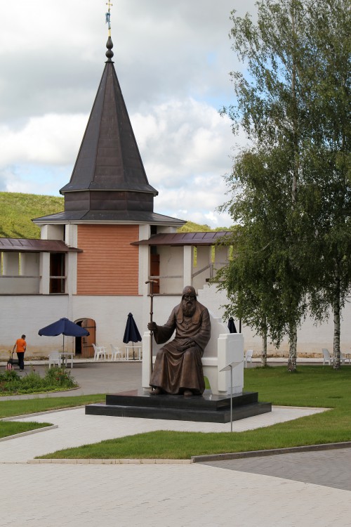 Старицкий Успенский мужской монастырь, Старица (Старицкий район, Тверская область). дополнительная информация, Памятник св. Патриарху Иову 