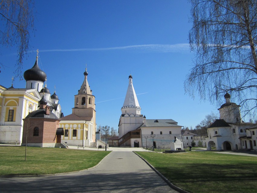 Старица. Старицкий Успенский мужской монастырь. фасады