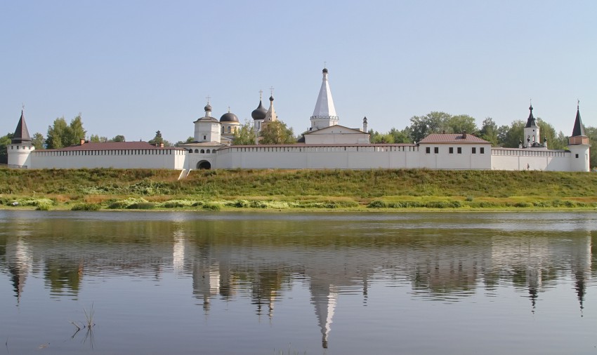 Старица. Старицкий Успенский мужской монастырь. фасады