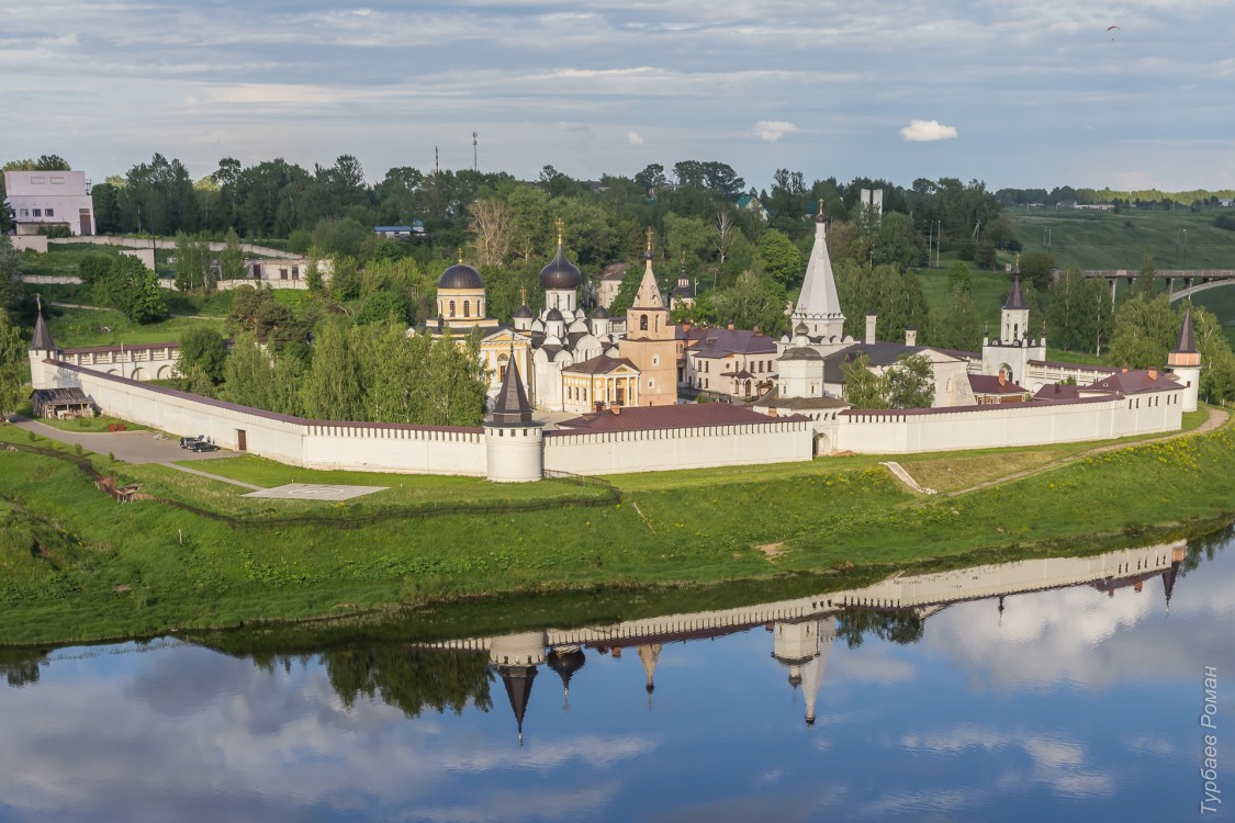 Старица. Старицкий Успенский мужской монастырь. фасады