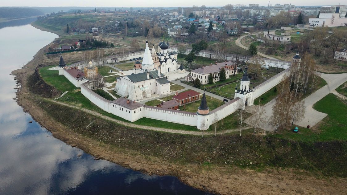 Старица. Старицкий Успенский мужской монастырь. общий вид в ландшафте