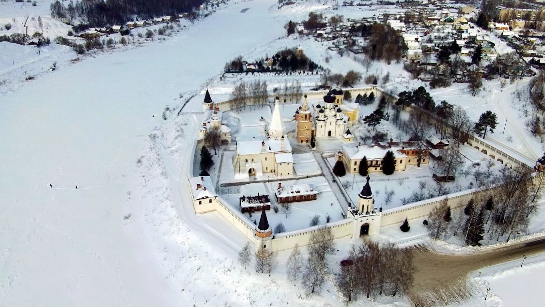 Старица. Старицкий Успенский мужской монастырь. общий вид в ландшафте