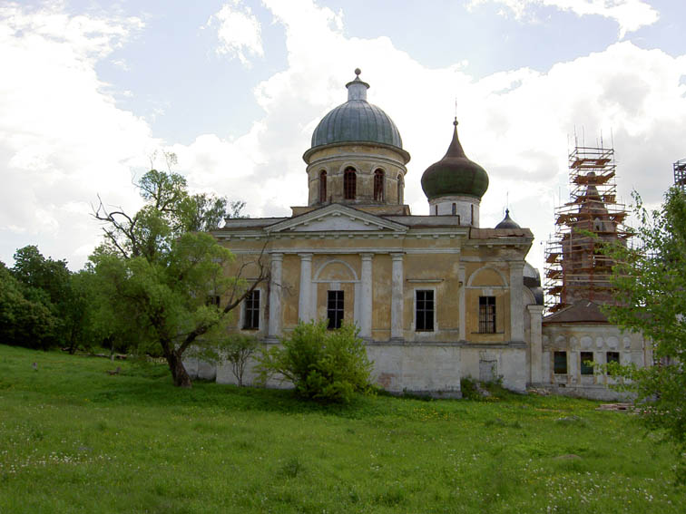 Старица. Старицкий Успенский мужской монастырь. фасады, Троицкий собор, Успенский собор с колокольней, трапезная (вид с Севера)