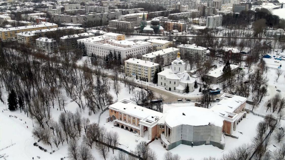 Церковь Успенский Отроч мужской монастырь. Успения Пресвятой Богородицы, Тверь (Тверь, город, Тверская область). общий вид в ландшафте