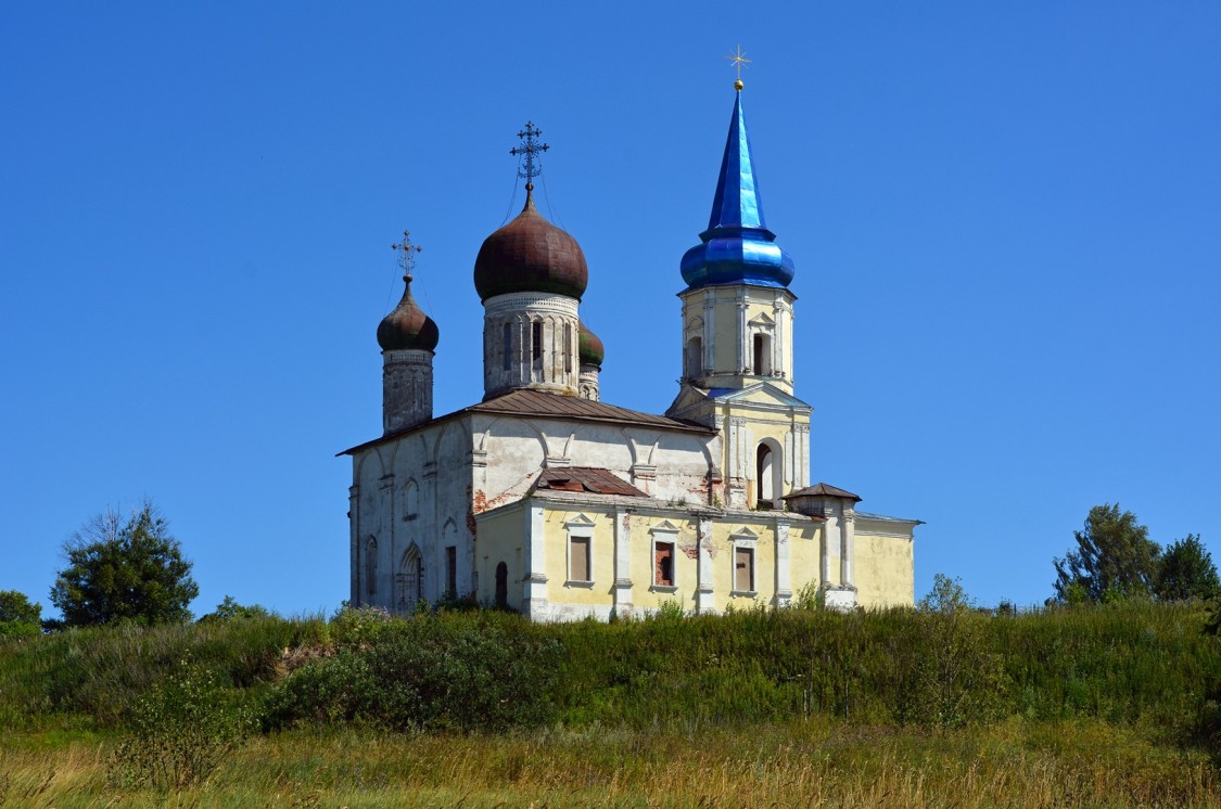 Иванищи (Иваниши). Церковь Успения Пресвятой Богородицы. общий вид в ландшафте, Вид с северо-запада