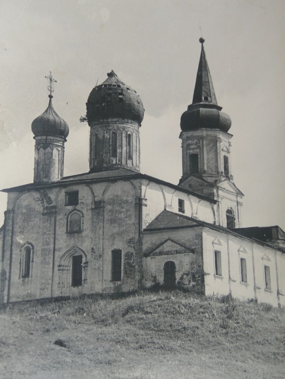 Иванищи (Иваниши). Церковь Успения Пресвятой Богородицы. архивная фотография
