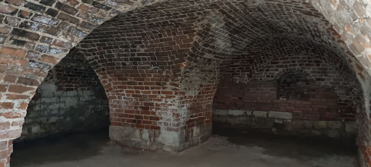 Церковь Успения Пресвятой Богородицы, Иванищи (Иваниши) (Старицкий район, Тверская область). интерьер и убранство, подклет церкви