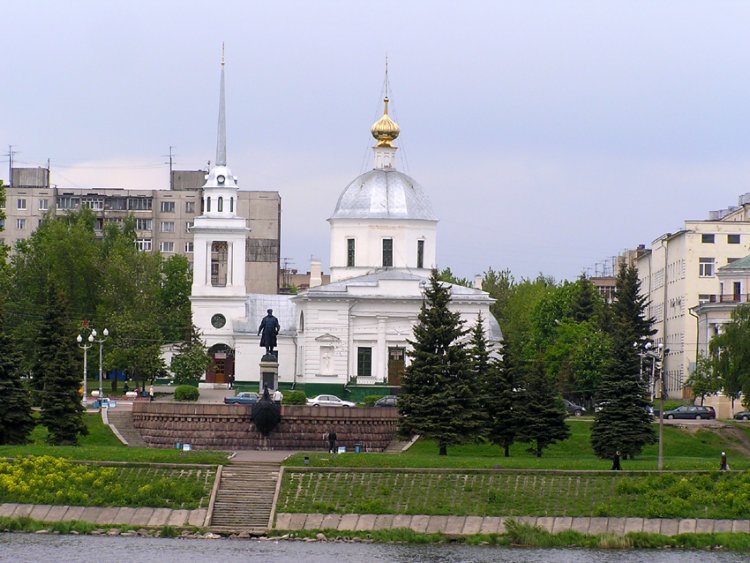 Церковь Воскресения Христова за Волгой, Тверь (Тверь, город, Тверская область). фасады, Вид из-за Волги, от Горсада
