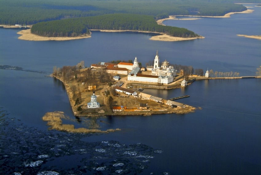 Столобный, остров (озеро Селигер). Нило-Столобенская пустынь. общий вид в ландшафте, Монастырь Нило Столобенская пустынь (вид сверху)		      