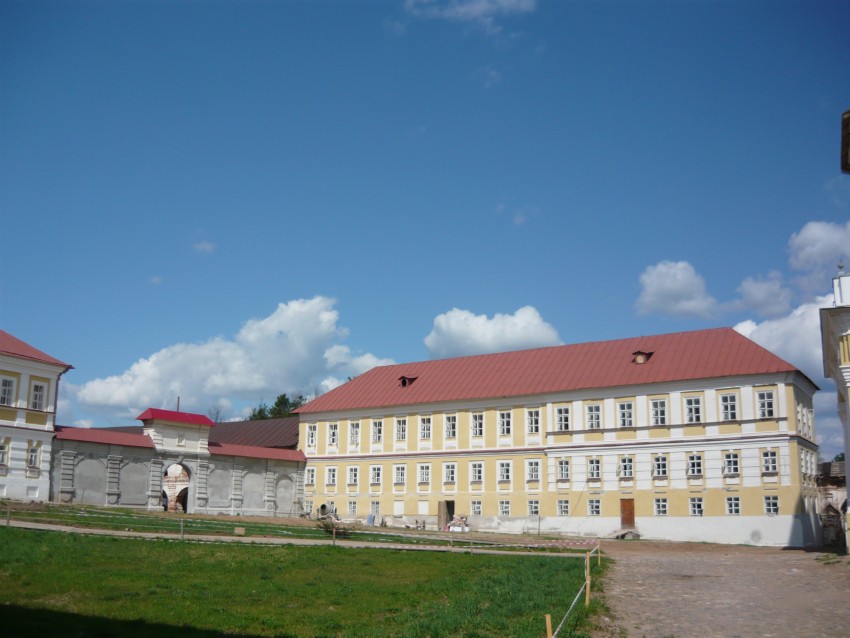 Столобный, остров (озеро Селигер). Нило-Столобенская пустынь. фасады, Внутренний двор: Странноприимный дом с примыкающей к нему въездой аркой в каретный двор.