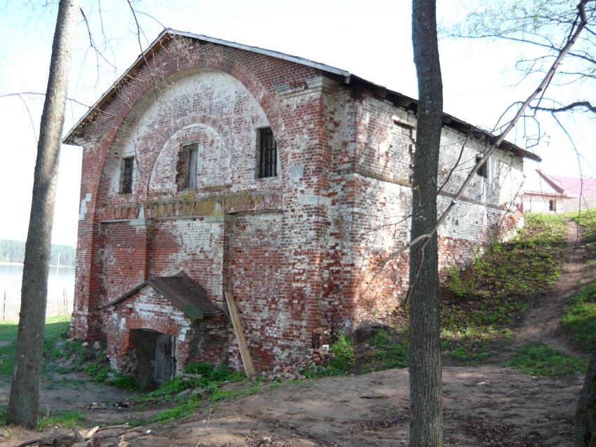 Столобный, остров (озеро Селигер). Нило-Столобенская пустынь. дополнительная информация, Хранилище льда(ледник).