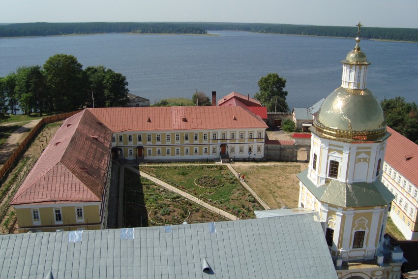 Столобный, остров (озеро Селигер). Нило-Столобенская пустынь. фасады, Вид с колокольни: церковь Петра и Павла, гостиницы