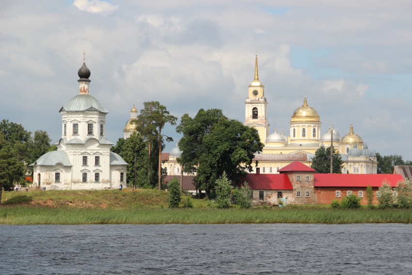 Столобный, остров (озеро Селигер). Нило-Столобенская пустынь. общий вид в ландшафте, Слева-направо: Крестовоздвиженская церковь, купол Петропавловской церкви, Богоявленский собор.