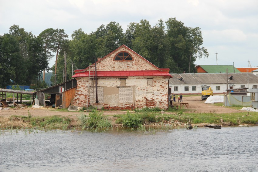 Столобный, остров (озеро Селигер). Нило-Столобенская пустынь. дополнительная информация, На переднем плане - амбары, справа - судоремонтные мастерские