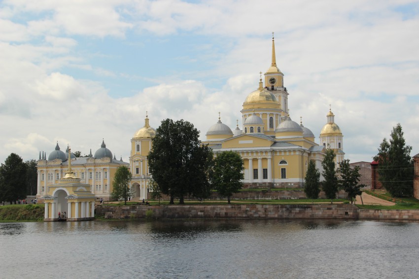 Нило-Столобенская пустынь, Столобный, остров (озеро Селигер) (Осташковский городской округ, Тверская область). общий вид в ландшафте, Вид со стороны пристани