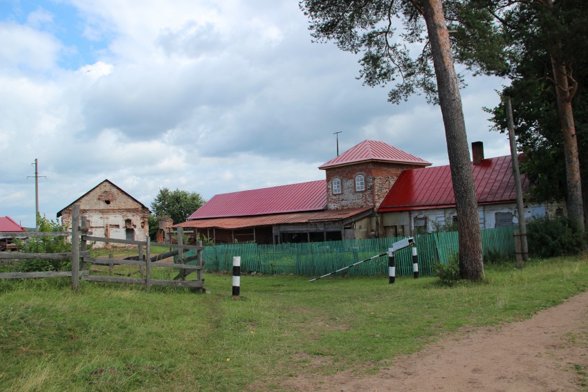 Столобный, остров (озеро Селигер). Нило-Столобенская пустынь. дополнительная информация, Слева - дом садовника, справа - дом для работников