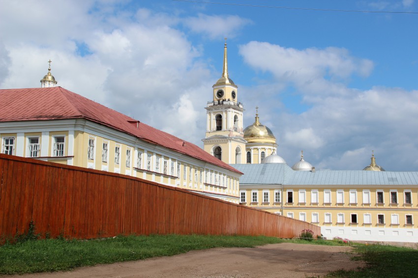 Нило-Столобенская пустынь, Столобный, остров (озеро Селигер) (Осташковский городской округ, Тверская область). фасады, Слева направо: гостиница, Богоявленский собор, настоятельский корпус
