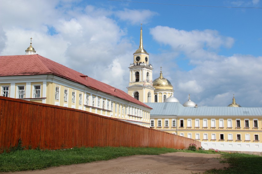 Столобный, остров (озеро Селигер). Нило-Столобенская пустынь. фасады, Слева направо: гостиница, Богоявленский собор, настоятельский корпус