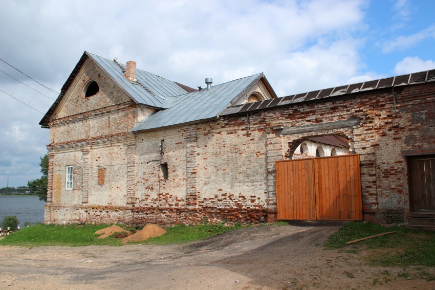 Столобный, остров (озеро Селигер). Нило-Столобенская пустынь. дополнительная информация, Ворота и постройки конного двора