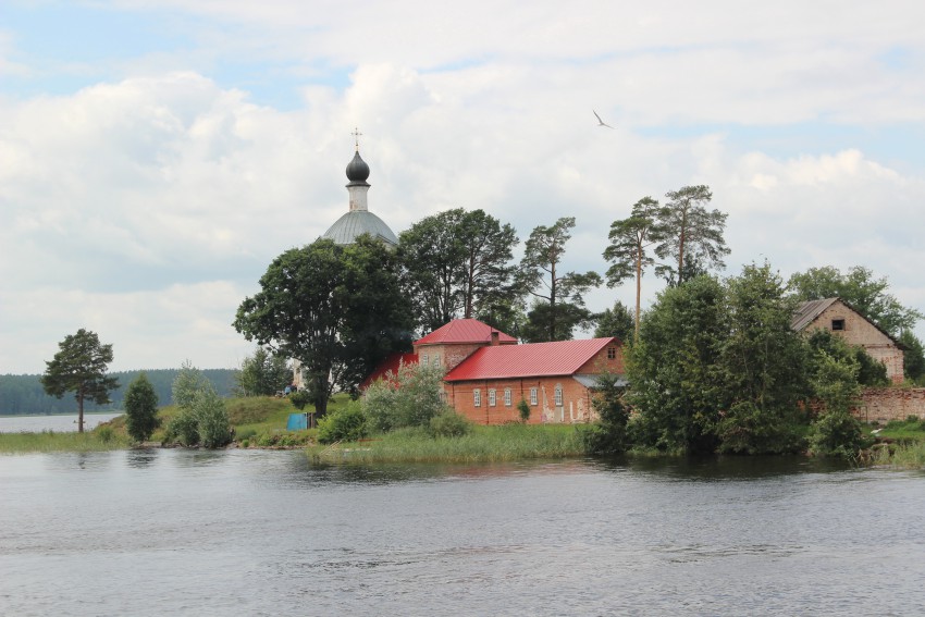 Столобный, остров (озеро Селигер). Нило-Столобенская пустынь. дополнительная информация, Слева направо: Крестовоздвиженская церковь, дом для работников, дом садовника