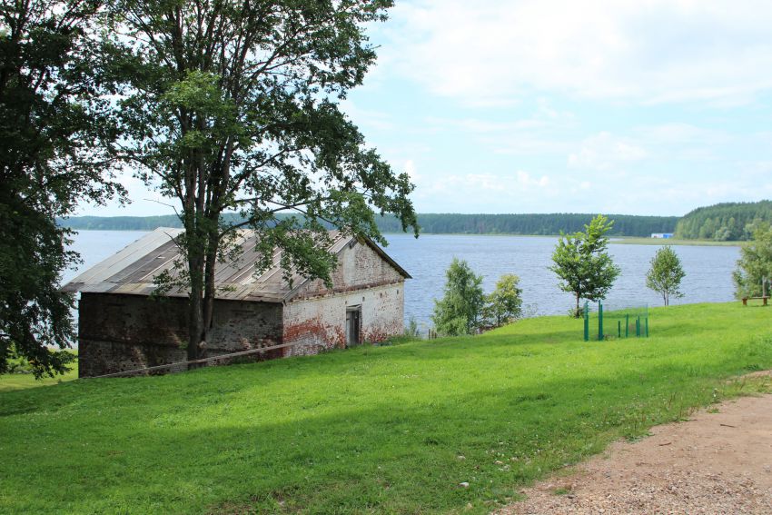 Столобный, остров (озеро Селигер). Нило-Столобенская пустынь. дополнительная информация, Погреб-ледник