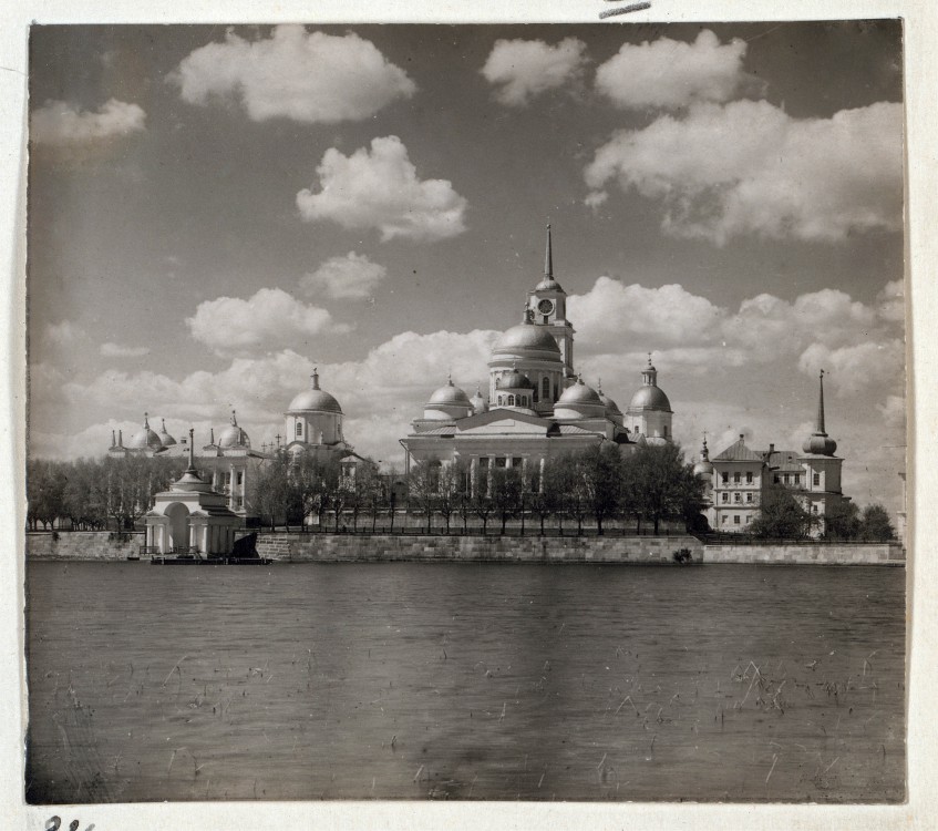 Нило-Столобенская пустынь, Столобный, остров (озеро Селигер) (Осташковский городской округ, Тверская область). архивная фотография, Вид с севера. Альбом «Храмы и монастыри. Сергей Михайлович Прокудин-Горский. Из альбома 
