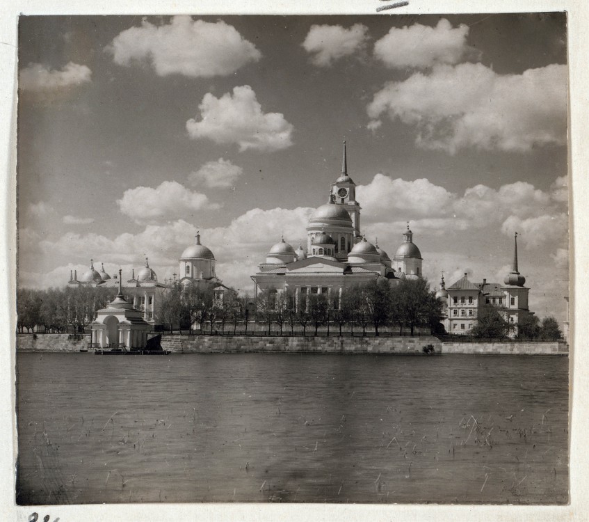 Столобный, остров (озеро Селигер). Нило-Столобенская пустынь. архивная фотография, Вид с севера. Альбом «Храмы и монастыри. Сергей Михайлович Прокудин-Горский. Из альбома 