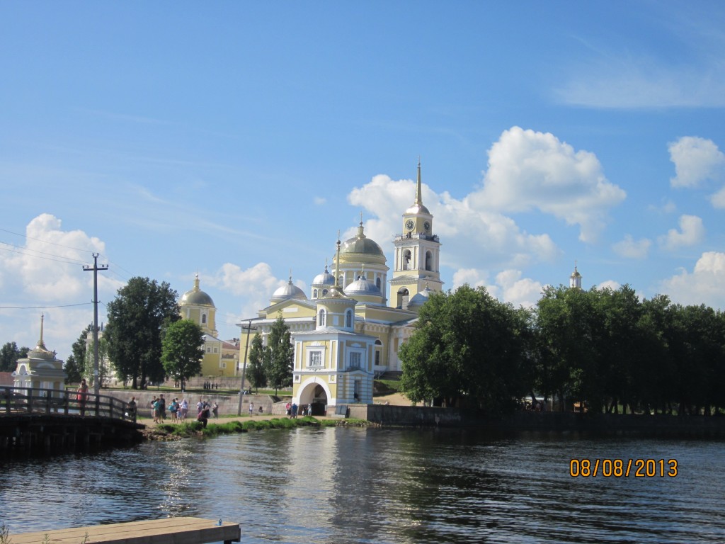 Столобный, остров (озеро Селигер). Нило-Столобенская пустынь. общий вид в ландшафте, дорожка в райскую обитель