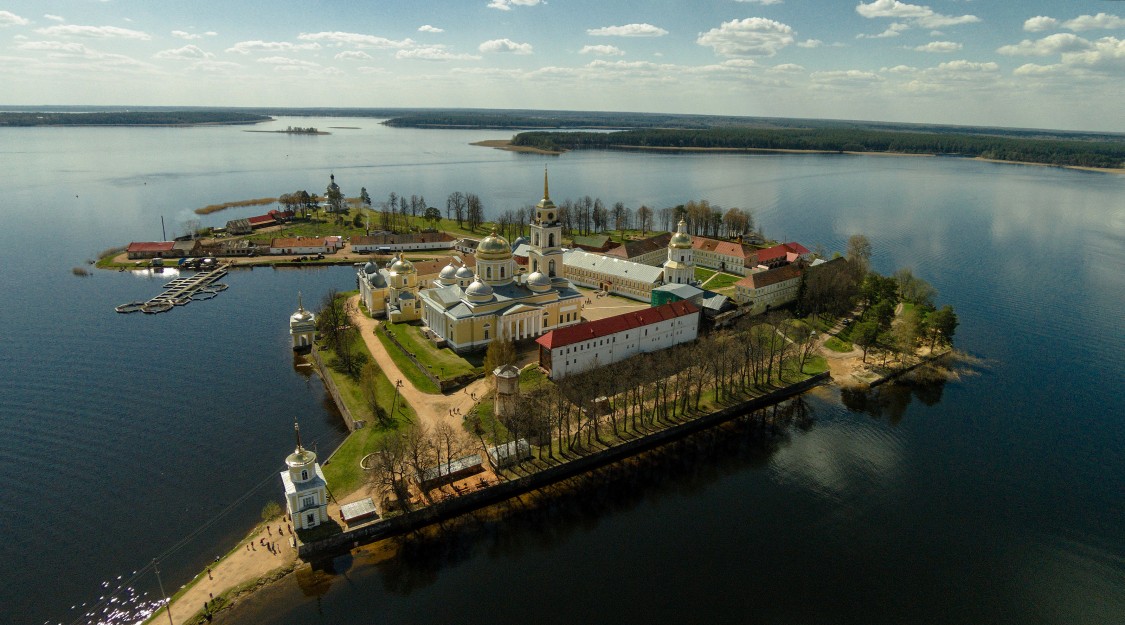 Столобный, остров (озеро Селигер). Нило-Столобенская пустынь. общий вид в ландшафте