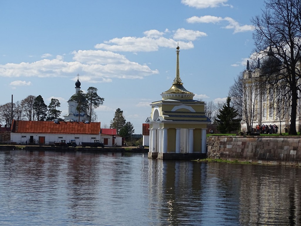 Столобный, остров (озеро Селигер). Нило-Столобенская пустынь. фасады