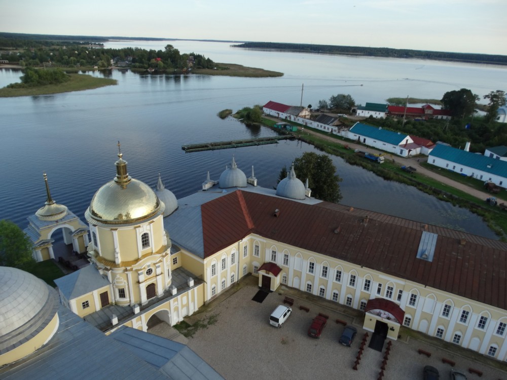 Нило-Столобенская пустынь, Столобный, остров (озеро Селигер) (Осташковский городской округ, Тверская область). фасады, Вид на архиеерейские кельи с колокольни собора.