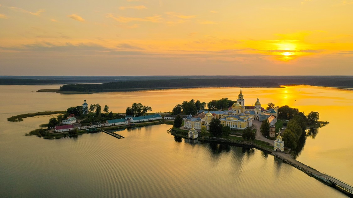 Столобный, остров (озеро Селигер). Нило-Столобенская пустынь. общий вид в ландшафте