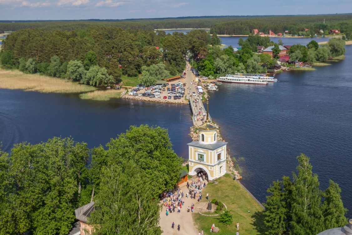 Столобный, остров (озеро Селигер). Нило-Столобенская пустынь. фасады, Панорама со Светлицкой башней и гостевой парковкой