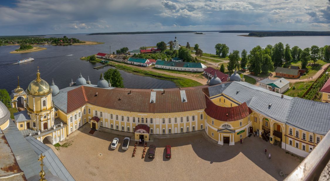 Столобный, остров (озеро Селигер). Нило-Столобенская пустынь. фасады, Панорама с колокольни, слева церковь Нила Столбенского, на переднем плане братские корпуса, на заднем плане - Крестовоздвиженская церковь