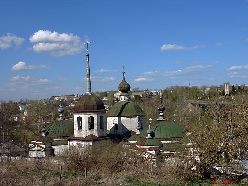 Старица. Церковь Рождества Пресвятой Богородицы. общий вид в ландшафте