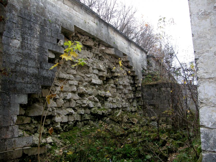 Старица. Церковь Рождества Пресвятой Богородицы. архитектурные детали, Задняя стена вдоль холма