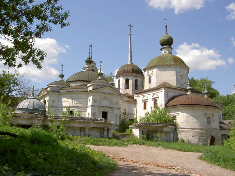 Старица. Церковь Рождества Пресвятой Богородицы. общий вид в ландшафте, вид с Юго-Востока