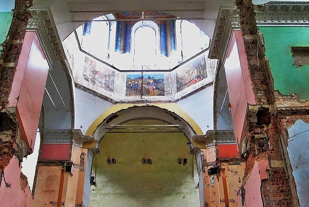 Собор Воскресения Христова, Кашин (Кашинский городской округ, Тверская область). интерьер и убранство, Вид главного помещения храма после демонтажа перекрытий и перегородок,установленных в храме после его закрытия.