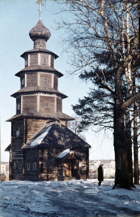 Торжок. Церковь Тихвинской иконы Божией Матери. фасады, Фотография выполнена на обращаемую пленку ORWOCHROM