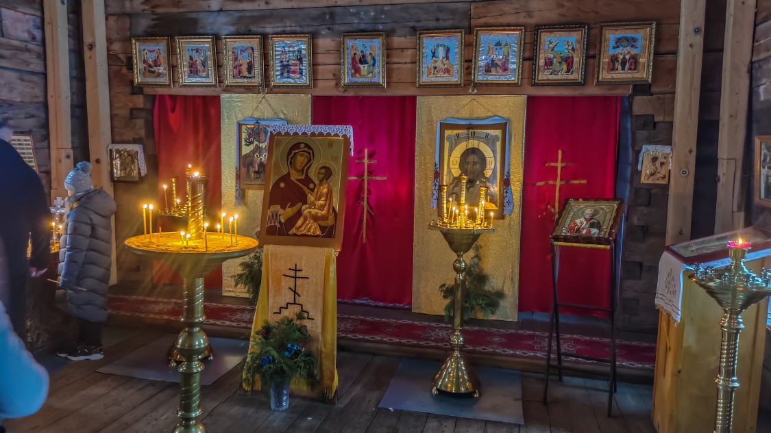 Церковь Тихвинской иконы Божией Матери, Торжок (Торжокский район и г. Торжок, Тверская область). интерьер и убранство, Алтарь
