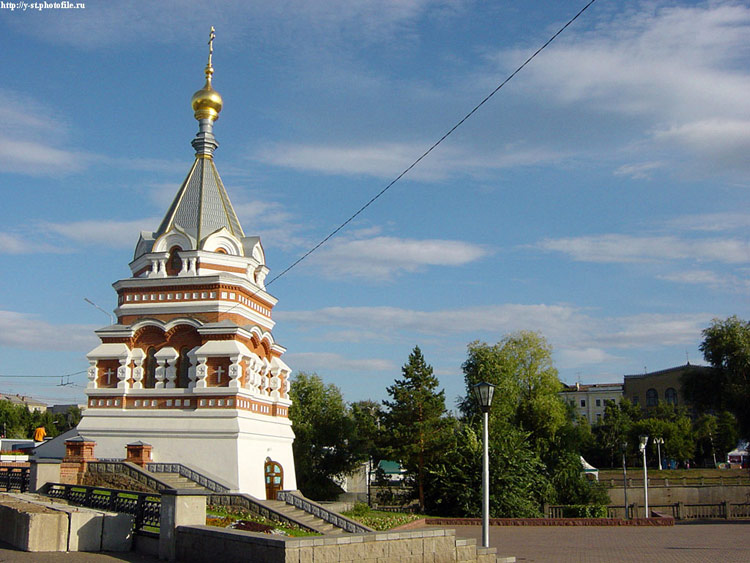 Омск. Часовня Серафима Саровского и Алексия, митрополита Московского (воссозданная). общий вид в ландшафте