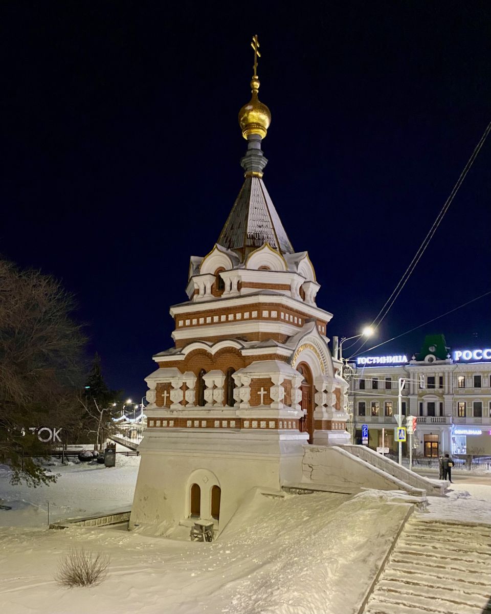 Часовня Серафима Саровского и Алексия, митрополита Московского, Омск (Омск, город, Омская область). художественные фотографии, Вид с моста через р. Омь ночью
