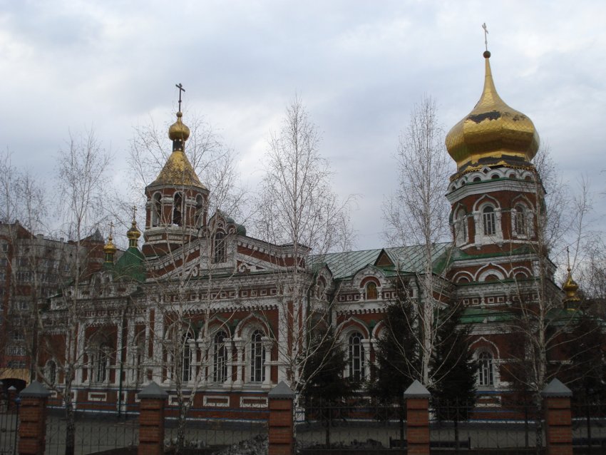 Омск. Церковь Николая Чудотворца в Атаманском посёлке. фасады, Вид с остановки общественного транспорта