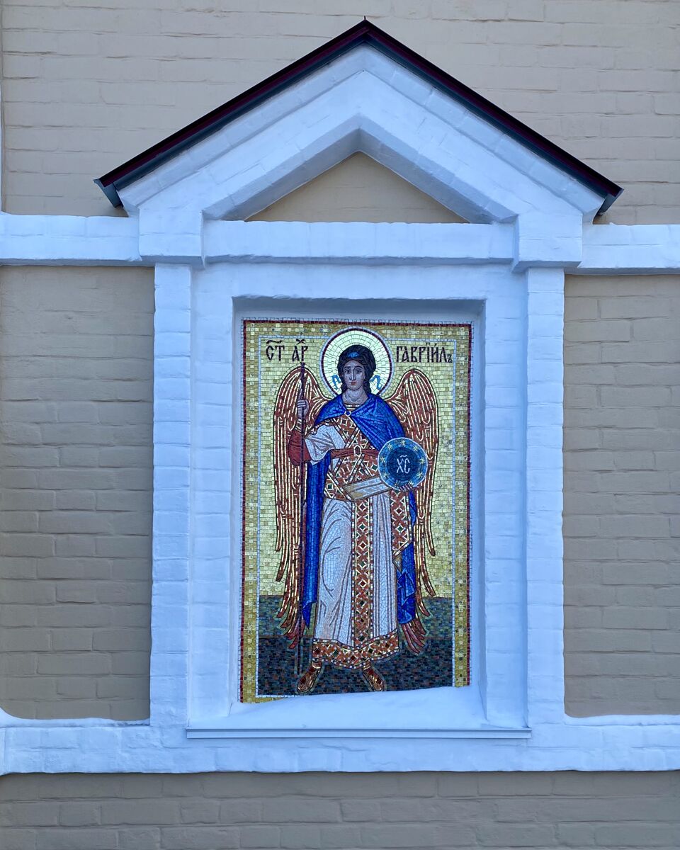 Церковь Параскевы Пятницы (Шкроевская), Омск (Омск, город, Омская область). архитектурные детали, Мозаичное панно слева от входа