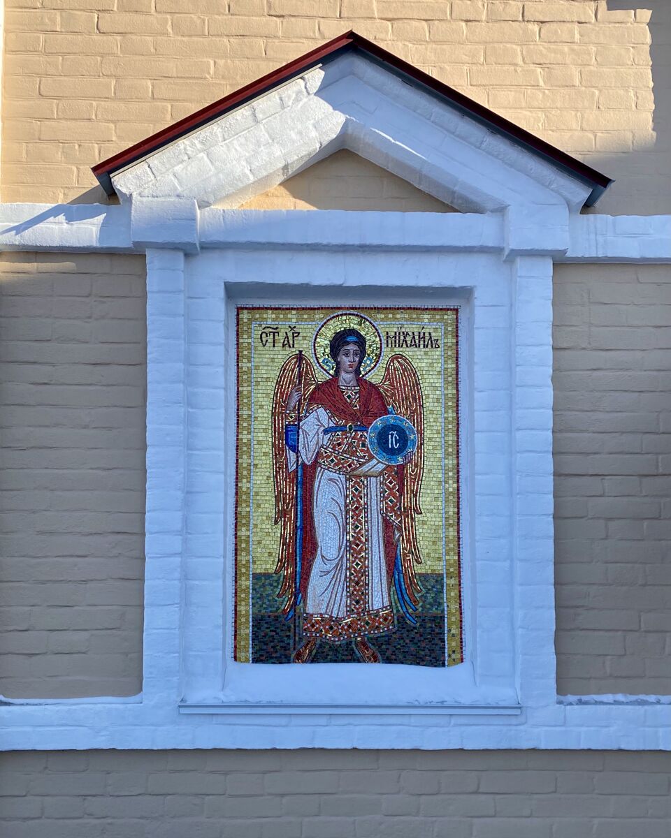 Церковь Параскевы Пятницы (Шкроевская), Омск (Омск, город, Омская область). архитектурные детали, Мозаичное панно справа от входа